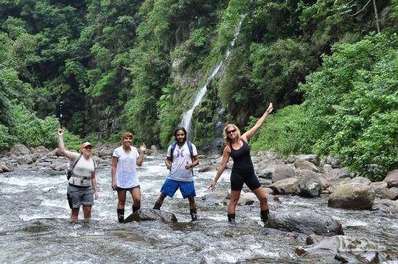A Ana, o João e a Bruna na trilha do Rio do Boi, dentro do canyon Itaimbezinho, em Praia Grande, em Santa Catarina